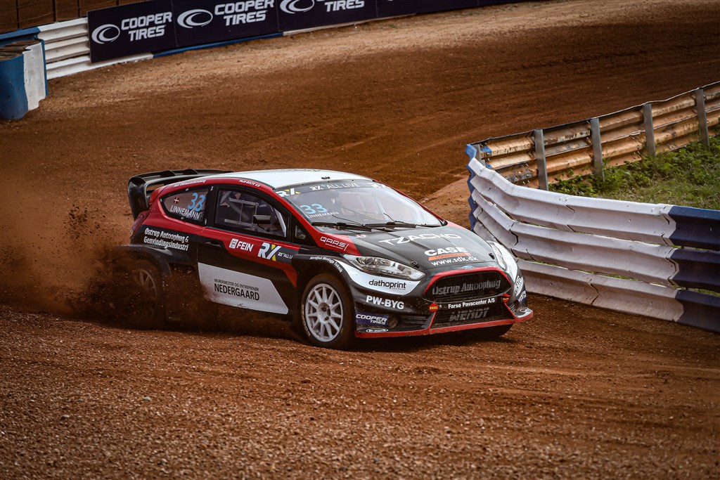 Ulrik Linnemann i hans Ford Fiesta Supercar på banen i Nyirad, Ungarn.
(Foto: Jakub Nitka, Linnemann Promotion)